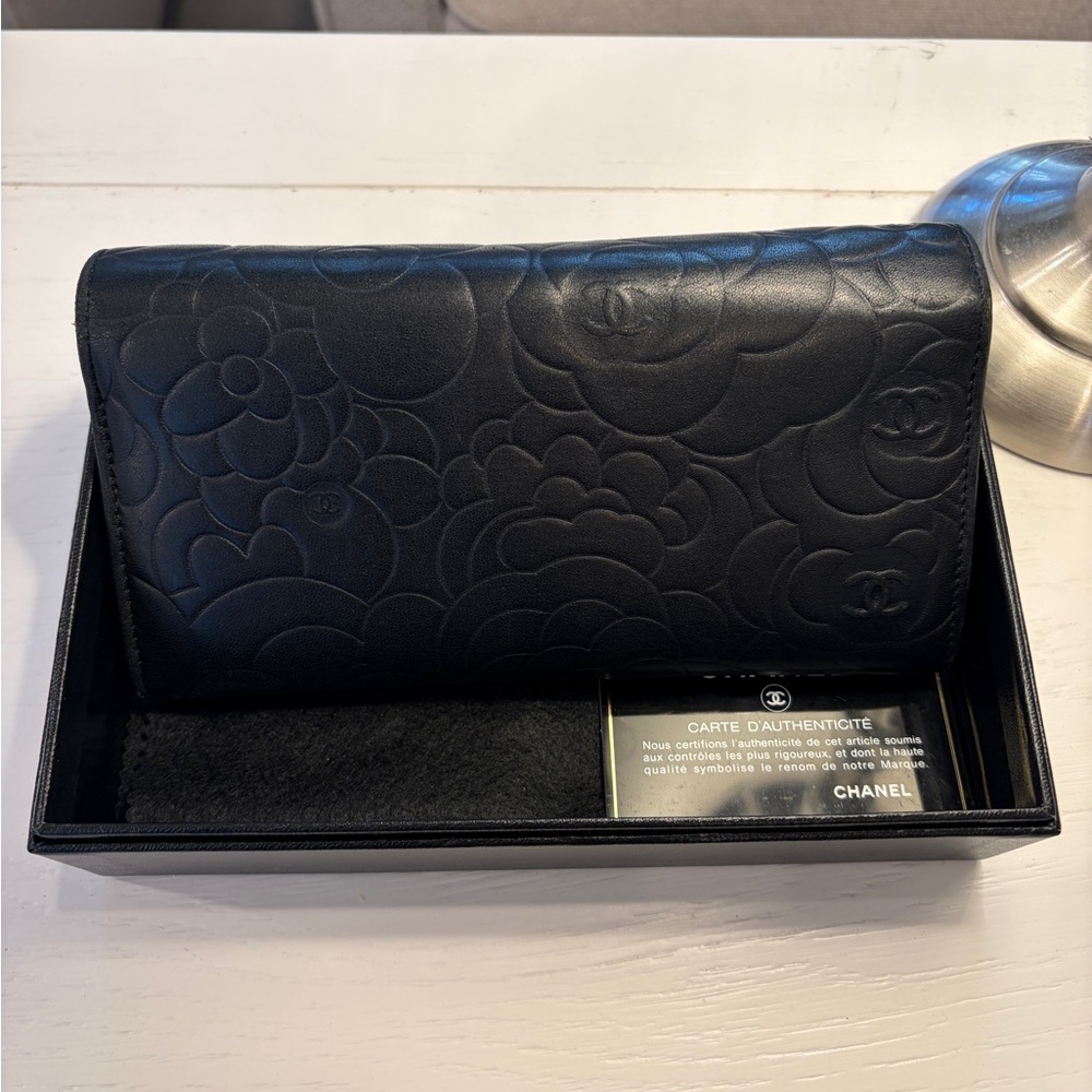 CHANEL Black Quilted Camellia Leather Wallet with CC Logo - Picture 2 of 7